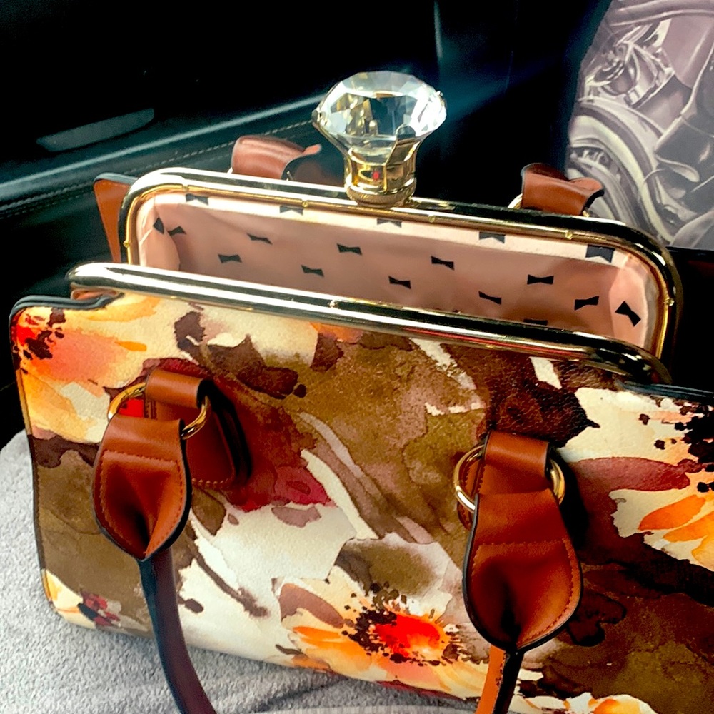 Unique No name hand bag with adorable diamond clasp.
